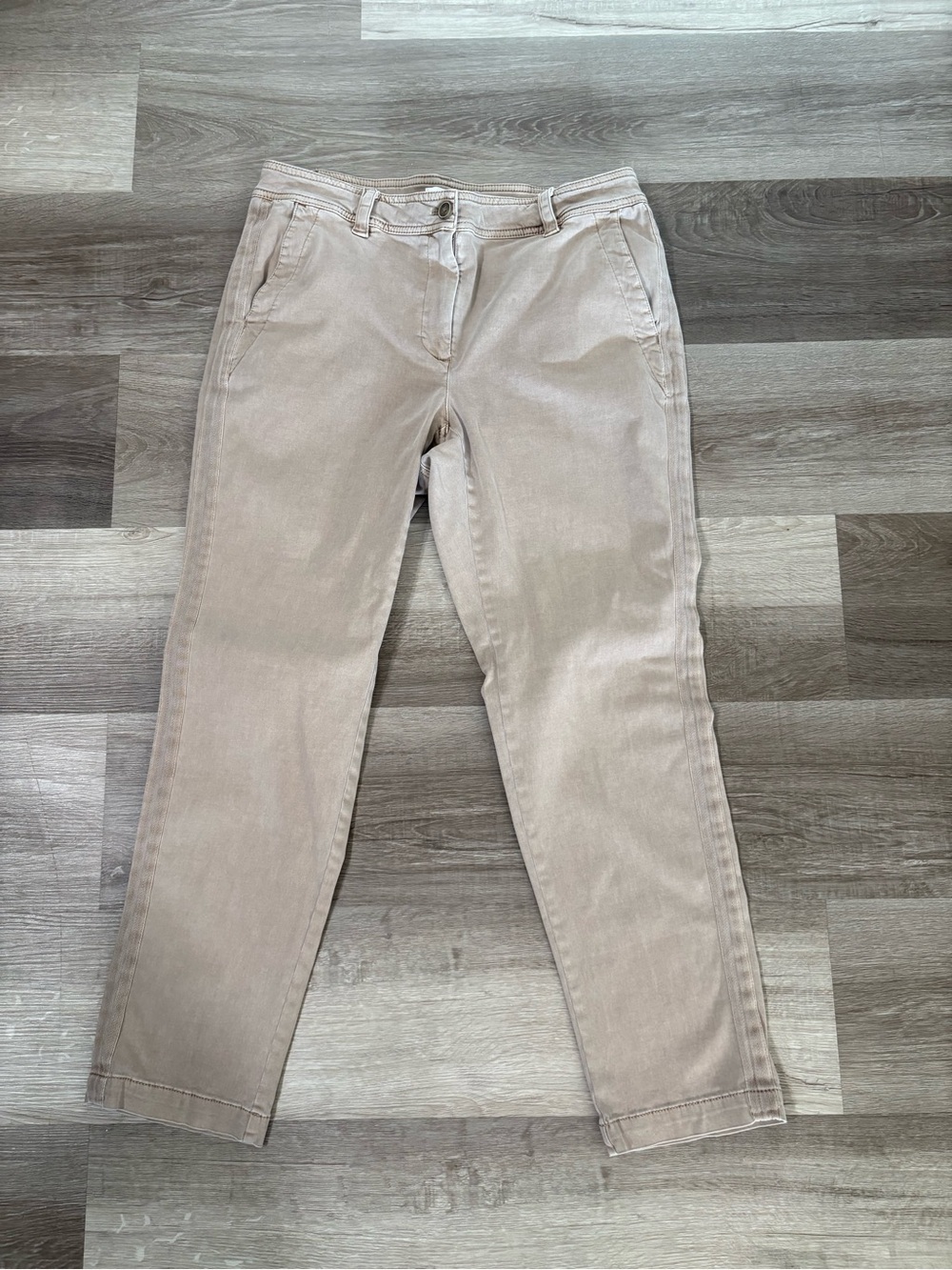 Women’s Casual Straight-Leg Jeans in Light Beige